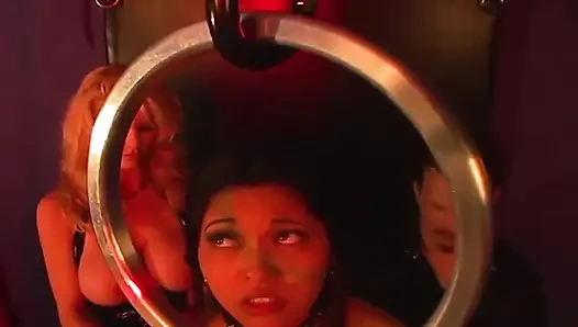Crystal bestraft mika tan mit ihrem beißen und ihre möpse verhärtet!