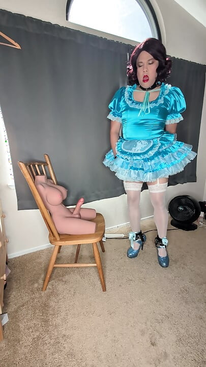 サテンの弱虫メイドが自分自身を差し込んで人形をしゃぶる