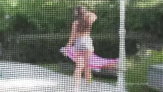 Pijat pantat yang sempurna menggosok membuat memek berambut cokelat basah kuyam