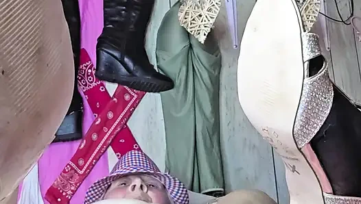 Cewek nakal dengan sepatu hak tinggi dientot sama 12 cowok di toko