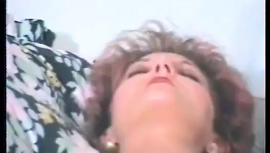 Video vintage - cewek dewasa rambut cokelat lagi asik merayu memeknya pakai vibrator dan jari-jarinya