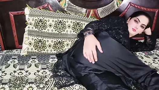 Melek kız sert yarağımı okşuyor ve ıslak amcığını gösteriyor ve sonra tam doğum günü takım elbisesiyle parçalanıyor