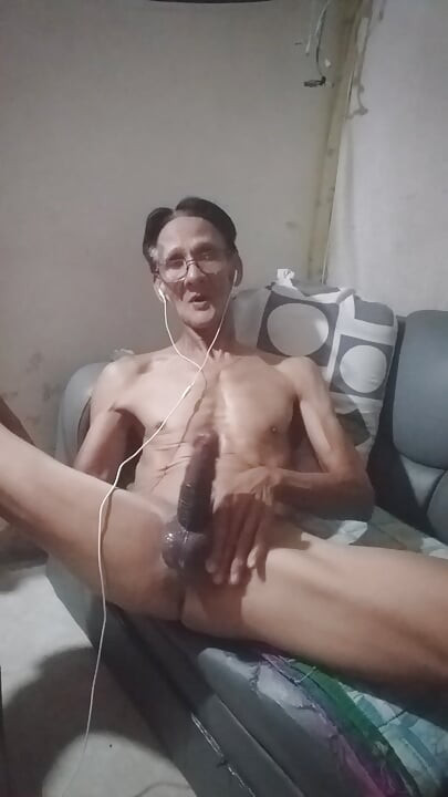 Рано утром больной ублажает себя