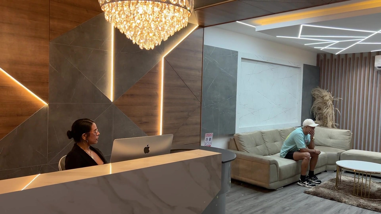 拉丁熟女秘书在办公室里操她老板的年轻客户，直到他们射在她脸上！Kylei Ellish