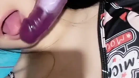 Japanisches mädchen masturbiert und squirtet