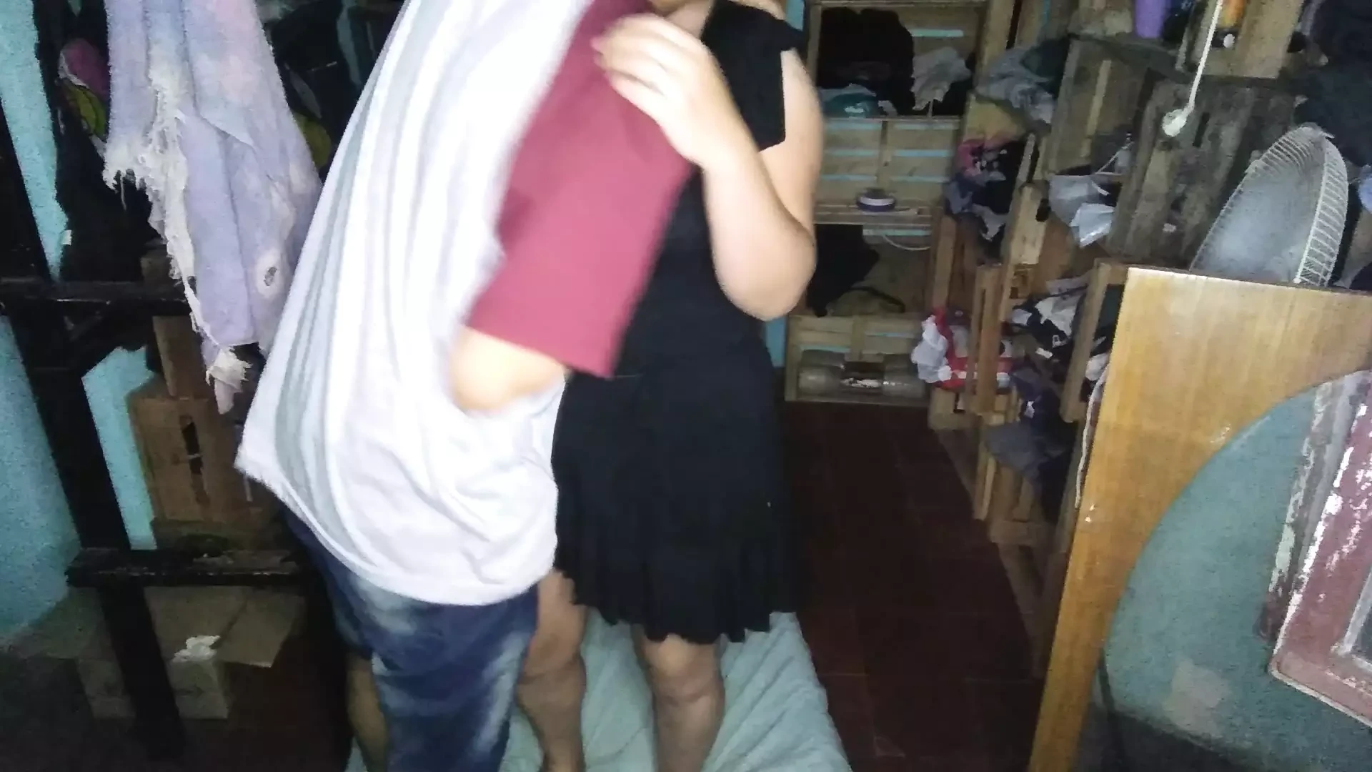 私は彼女のショートドレスを着たまま彼女のおっぱいに触れます