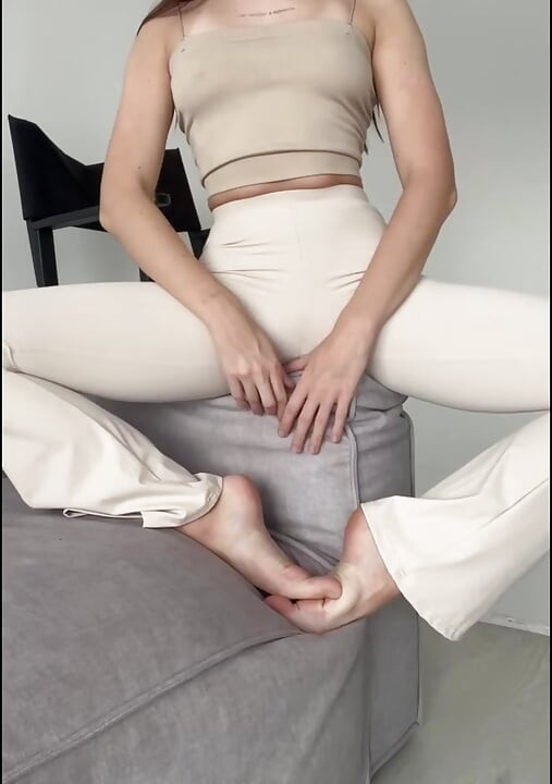 savršena kućna joga - dupe u uskim helankama - seksi boginja