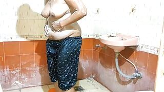 La calda moglie indiana Desi Aishaa prende in giro l&#39;amante mentre fa il bagno e registra la parte 1