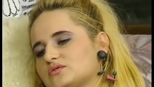 blondine will ihre ersten sexuellen erfahrungen vor der kamera machen