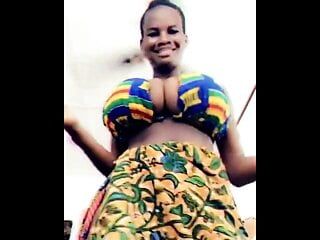 Afrikansk modell visar enorma bröst