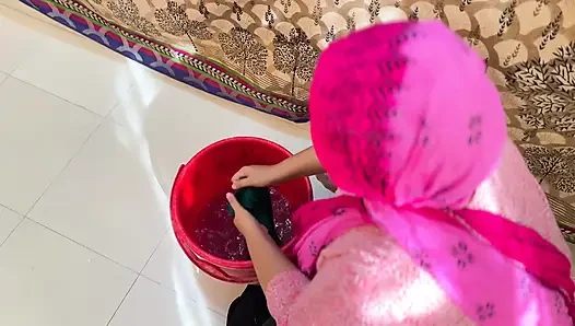 Ibu tiri mesir dengan pantat bahenol dan toket besar lagi cuci baju & lagi sange berat!