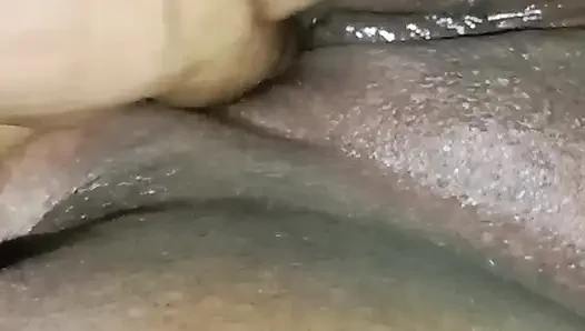 Üvey kız arkadaşımın amına yağla masaj yaptı ve parmaklandı.