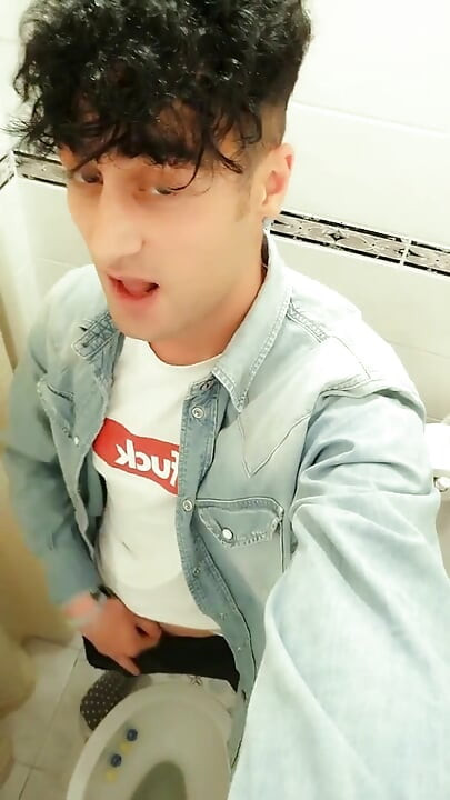 Un twink a sa propre pisse et s’en sert pour boire du pipi