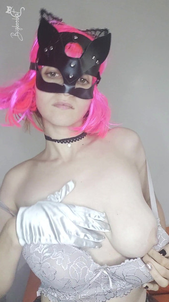 Entends-moi gémir pendant que je me masturbe avec mon masque de minou et mes seins