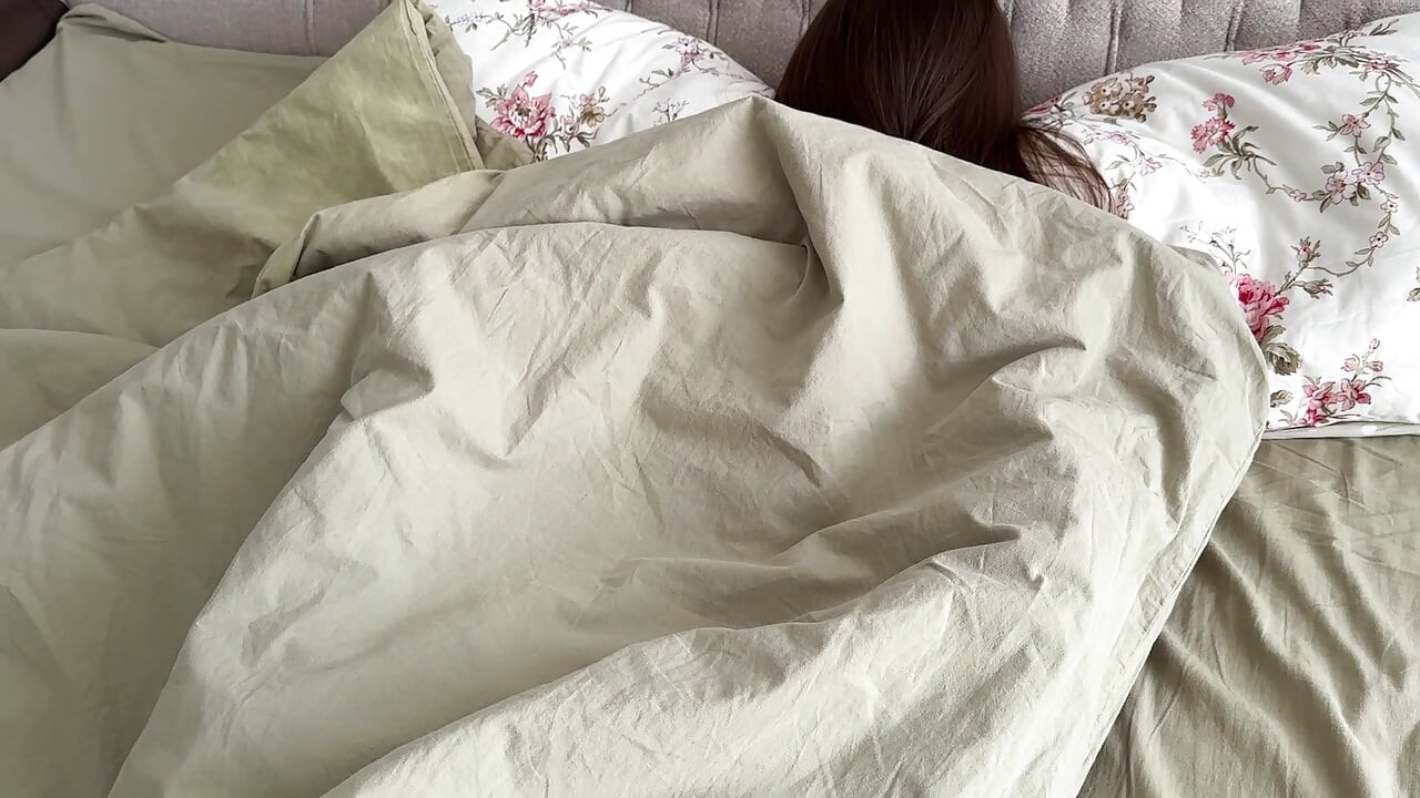 欲求不満の義理の妹が義理の兄にセックスを誘う。巨大な射精で終わる