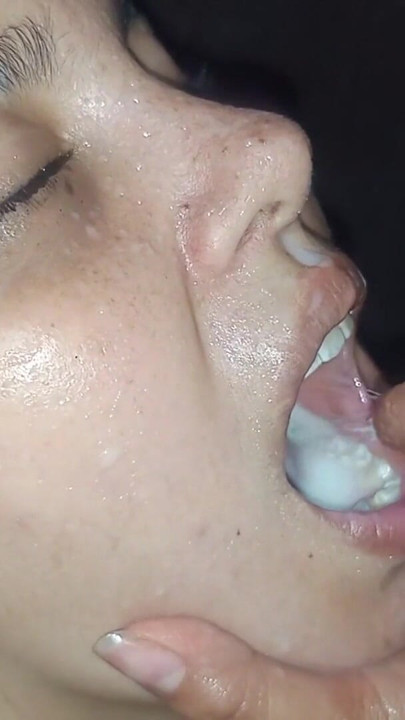 Ogromne kobiece kobiece squirting i połykanie sesji między dziewczynami | Klip 1