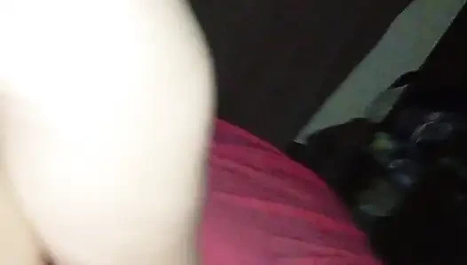 Bomba çubuğun yarısı göt yemiyor ve ona vermek için kiraya veriyorum