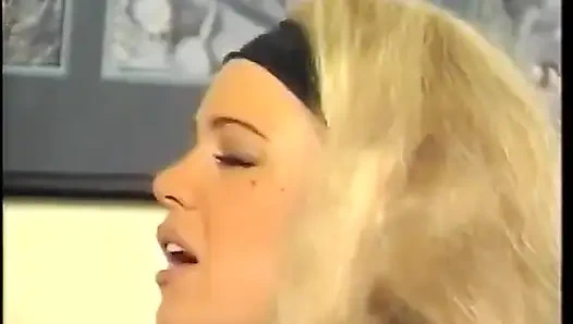 Büyük memeli kıllı amcık nostaljik büyük yarak emiyor