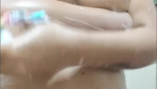 Güzel büyük memeli kız banyo yapıyor