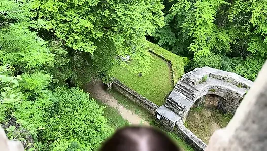Terk edilmiş kalede yerel sikişiyor