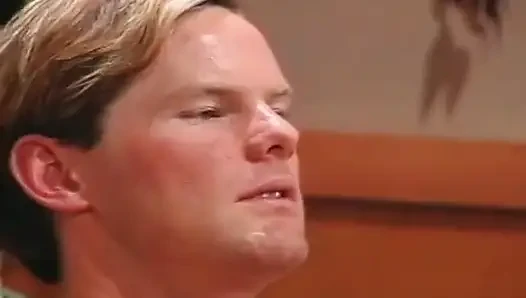 Cewek hot rambut cokelat ini di-fingering dan dijilat sampai matanya merem melek