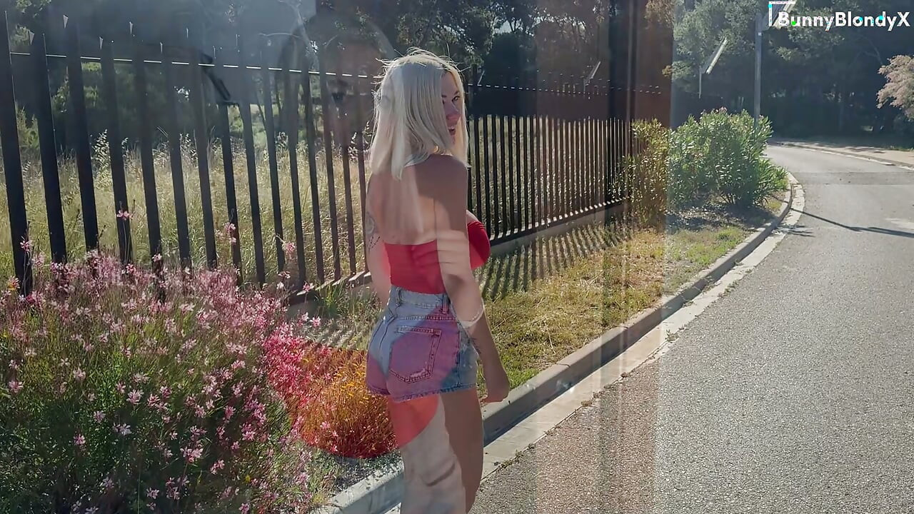 Blondă cu țâțe uriașe futută și acoperită de spermă după o întâlnire Tinder