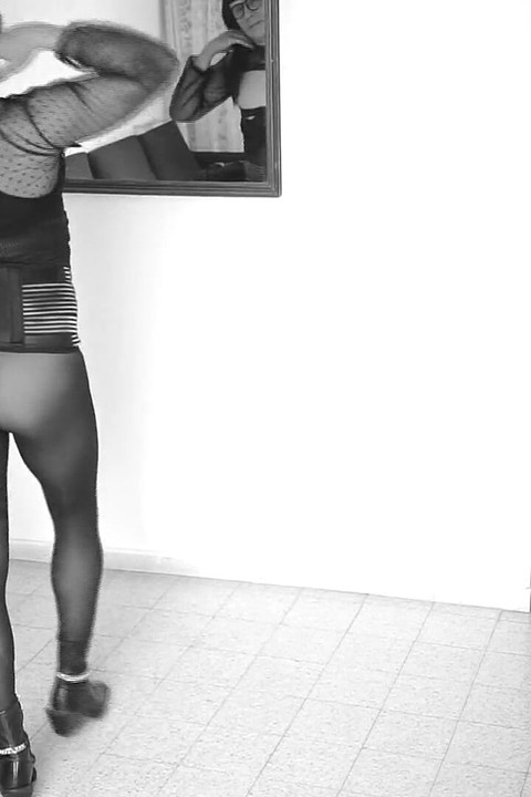 完璧な女性は散歩に出かける準備ができています。