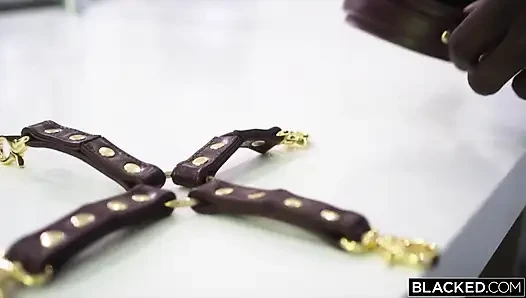 Istri yang dihitamkan sangat membutuhkan besar hitam dan suaminya membiarkannya memilikinya