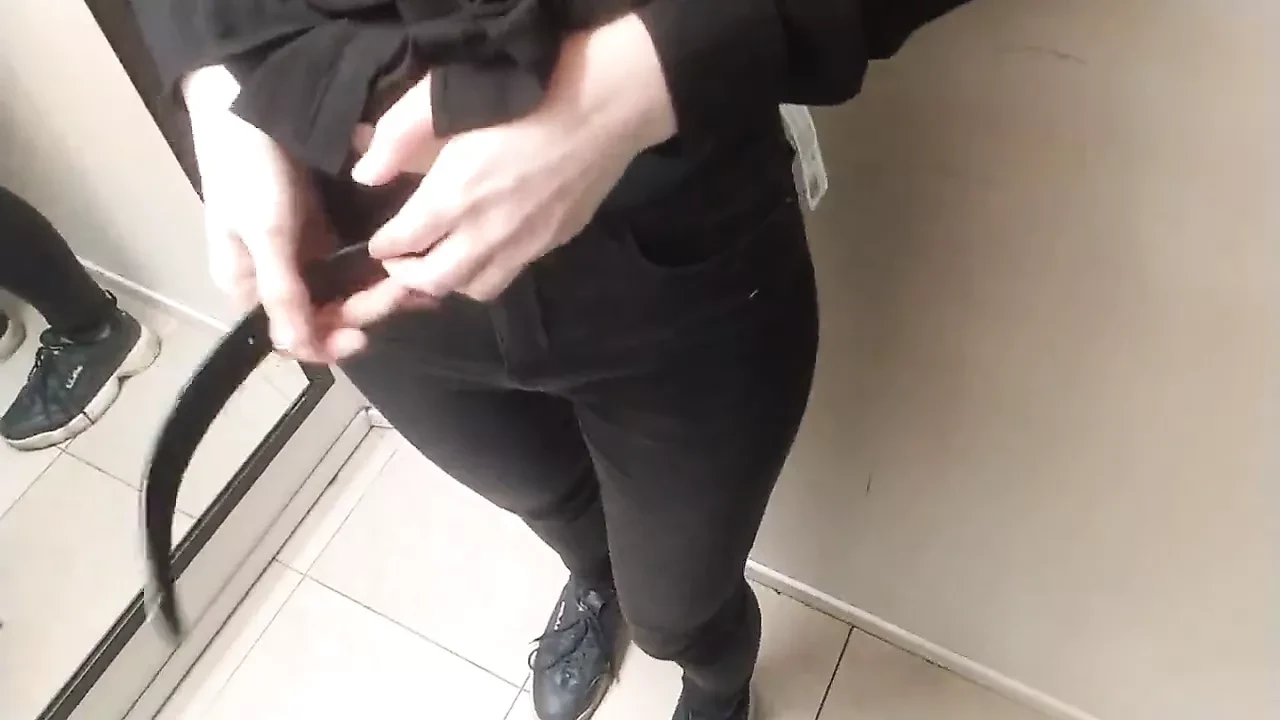 在商店试穿衣服以性爱结束
