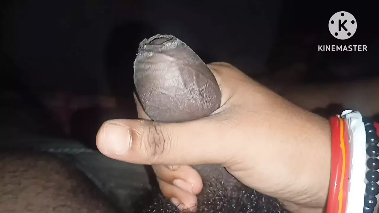 Une femme se fait masser par une bite en érection