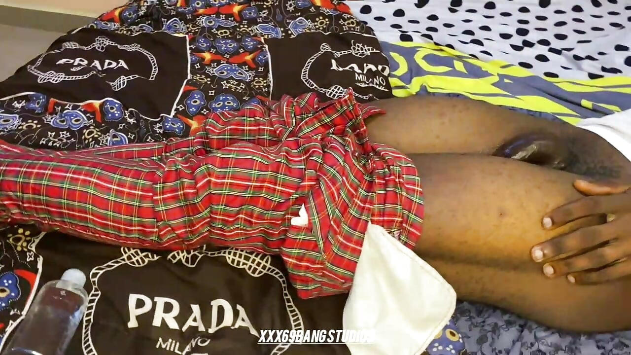 Парень-студент трахает свою соседку по комнате хардкорно после поглаживания его жесткого члена