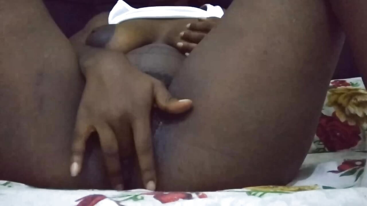 집에서 혼자 있는 동안 달콤한 보지를 만지는 걸 좋아해요. 흑인 대물 자지에게 따먹히는 18세 소녀