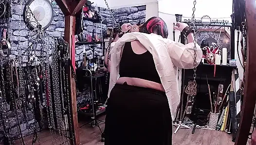 Bölüm 1:- Lanista Bear ve Domina Satana zindanda Stephnie_NIcole tv alıyor