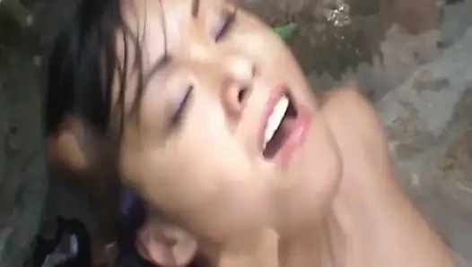 Esmer hatun açık havada kendi büyük yarağını emiyor