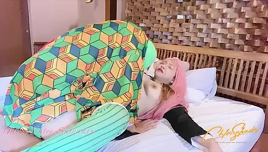 Cewek sange ini lagi asik ngusap memekku dan boneka seks kami, boneka itu bikin dia crot banyak banget!