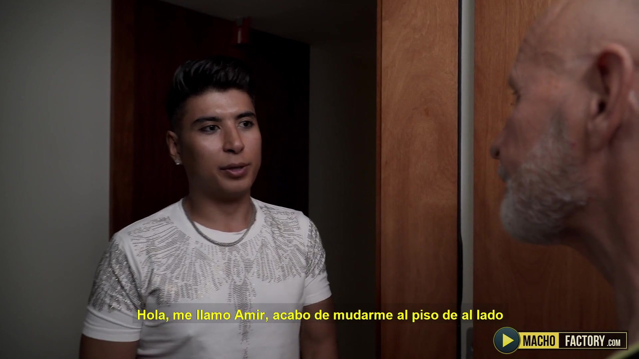 超级性感的爸爸benedictus得到一个大玩具和大鸡巴插他紧致的屁股