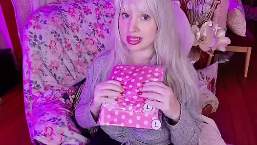 Открываю атласные трусики