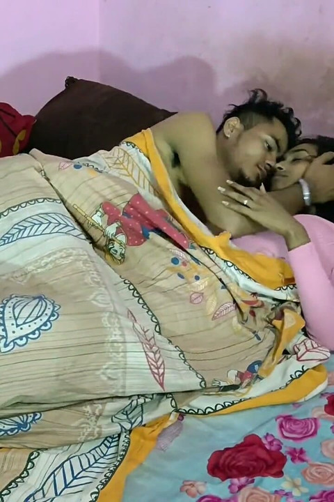 Sex cu fată drăguță indiană din sat! Se simte atât de timidă în timp ce se fute