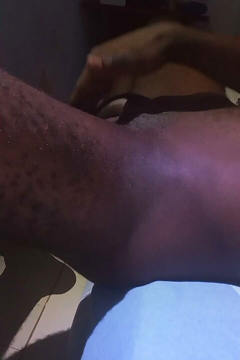 她昨晚出去玩却没找到炮，结果只能在 Skype 上和我一起自慰