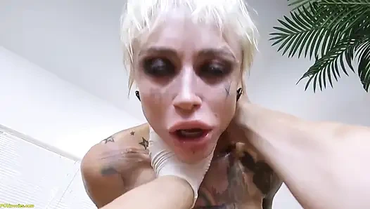 Flexi dövmeli orta yaşlı seksi kadın tüm deliklerini parçalatıyor