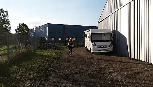 Sıkı siyah taytlarla olgun