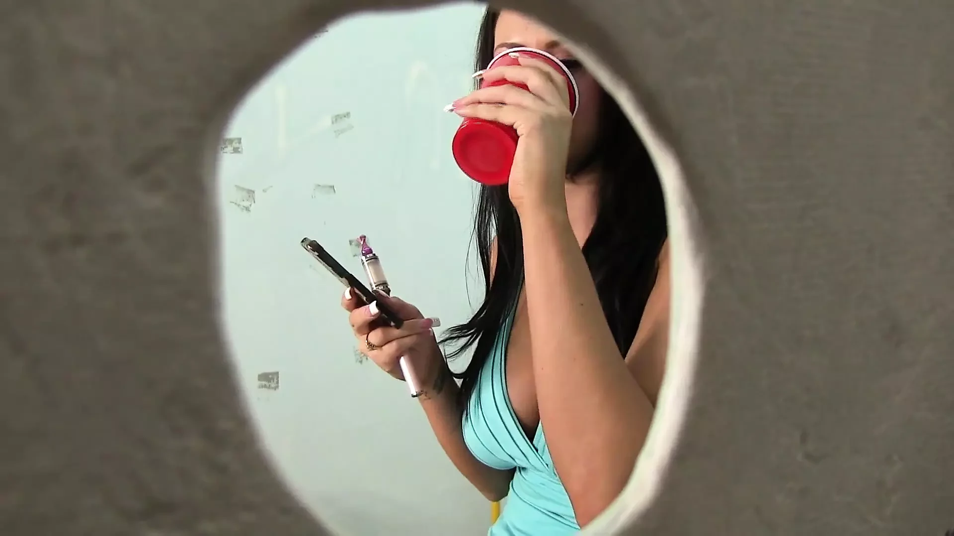 Alexis Grace suger stor kuk från en glory hole-perv milfs n tonåringar