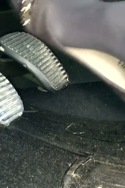 Revving in grauen Wohnungen mit Ketten in Mp4format