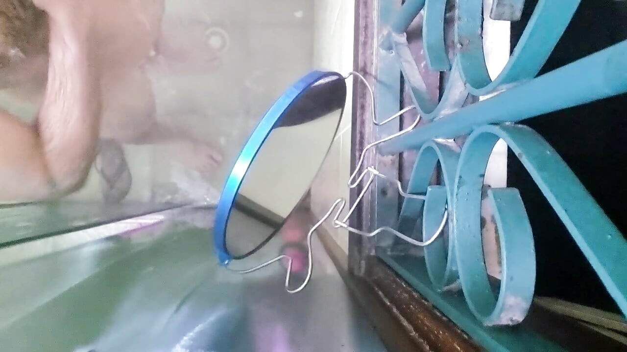 Furry es pillado corriéndose en el baño de la empresa, ¡manchado el suelo con semen!