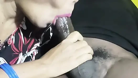 Cewek sange ini lagi asik nyepong cokelat di malam hari