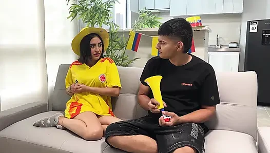 Sahabat Latina saya menungguku tanpa pakaian dalam dan mempertaruhkan vaginanya yang basah jika timnya menang. SPESIAL PIALA DUNIA 2026!