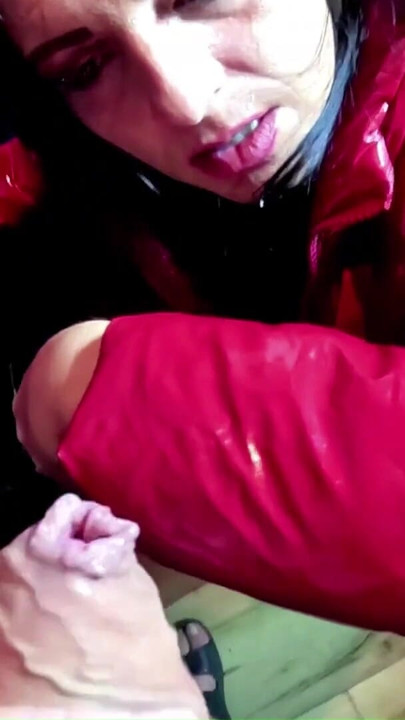 Brilhante red downjacket milf fodida em POV. Fumante, de quatro e duplo esperma no puffer | Clipe 1