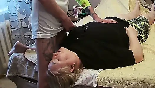 Дрочу мой хуй, чтобы кончить на мою подругу