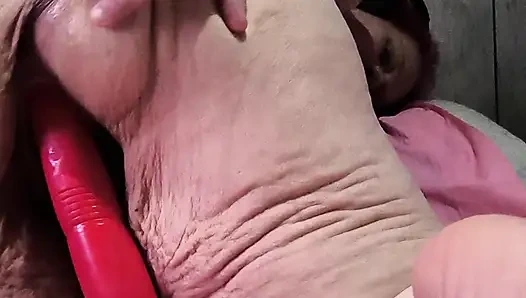 Sie ist allein und schlägt mit dildoknochen