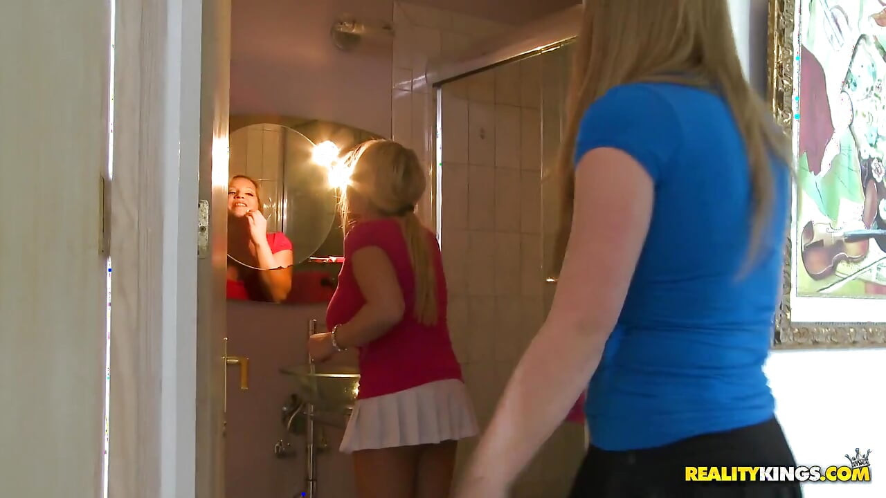 Drobná Rachel Love & Sierra Uslyšíte o Dannyho masivním ptákovi a získejte práci s dvojitým kouřením